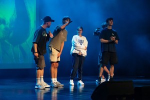 Zdjęcie przedstawia: muzyków wraz z gośćmi na scenie.