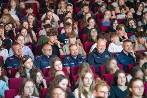 Zdjęcie przedstawia: publiczność, wśród uczestników umundurowani policjanci.