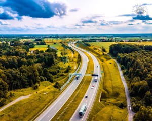 zdjęcie przedstawia drogę z pojazdami zachęcając do Bezpiecznego powrotu z długiego weekendu – wracajmy odpowiedzialnie