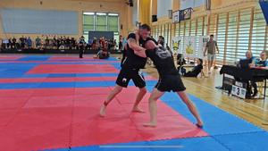 Zdjęcie przedstawia rywalizację na macie w Brazylijskim Ju-Jitsu.
