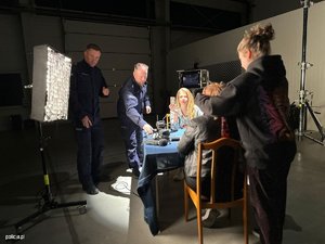 Zdjęcie przedstawia kadr z filmu dotyczącego kampanii TWOJE ZYCIE, TWOJA KARTA