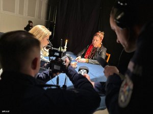 Zdjęcie przedstawia kadr z filmu dotyczącego kampanii TWOJE ZYCIE, TWOJA KARTA