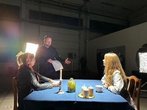 Zdjęcie przedstawia kadr z filmu dotyczącego kampanii TWOJE ZYCIE, TWOJA KARTA