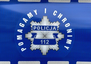 Zdjęcie przedstawia logotyp &quot;POLICJA, POMAGAMY I CHRONIMY&quot;