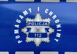 Zdjęcie przedstawia logotyp &quot;POLICJA, POMAGAMY I CHRONIMY&quot;