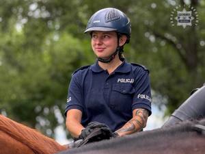 Policjantka z patrolu konnego