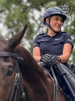 Policjantka z patrolu konnego