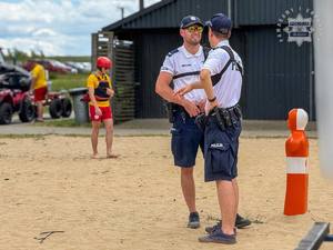 Policjanci stojący na plaży