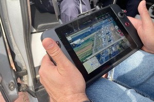 zdjęcie przedstawia policjanta, który w rękach trzyma urządzenie do obserwacji lotu dronu