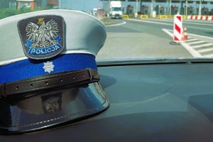 zdjęcie przedstawia czapkę funkcjonariusza ruchu drogowego, która znajduje się na podszybiu radiowozu