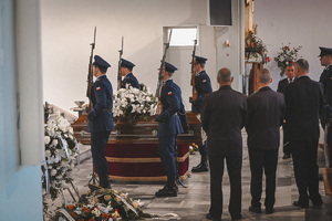 zdjęcie przedstawia wnętrze kościoła w którym znajduje się trumna w asyście funkcjonariuszy kompani honorowej