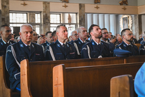 zdjęcie przestawia wnętrze kościoła w którym znajdują się oficerowie policji