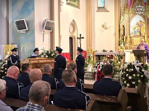 grafika przedstawia wnętrze kościoła podczas mszy świętej żałobnej
