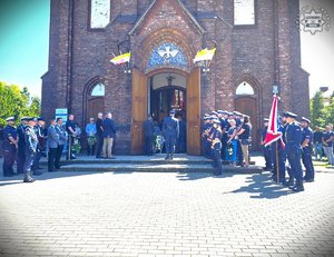 zdjęcie przedstawia zgromadzonych przed wejściem do kościoła funkcjonariuszy policji