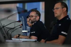 Zdjęcie przedstawia policjantów za pulpitem podczas doskonalenia zawodowego