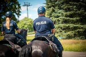 Zdjęcie przedstawia policjantkę oraz policjanta siedzących na koniach służbowych