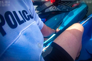 Zdjęcie przedstawia policjantów Oddziału Policji Prewencji w Katowicach podczas interwencji wobec nietrzeźwego kierującego skuterem wodnym na Jeziorze Łąka w Pszczynie.