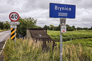 na zdjęciu znak z napisem brynica