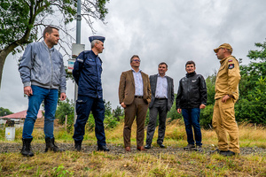 na zdjęciu wojewoda śląski, strażak, policjant i inne osoby