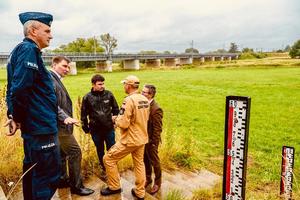 na zdjęciu policjant, wojewoda i strażak oraz inne osoby