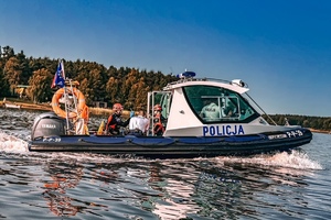 na zdjęciu policyjny motorówka na wodzie