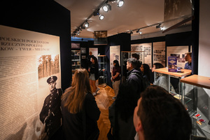 na zdjęciu osoby w policyjnym muzeum