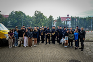 grupowe zdjęcie członków orkiestry komendy wojewódzkiej i innych osób