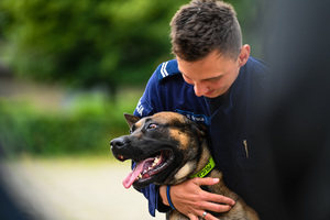 na zdjęciu policjant z psem