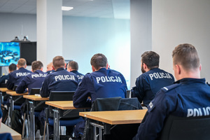 na zdjęciu policjanci w ławkach