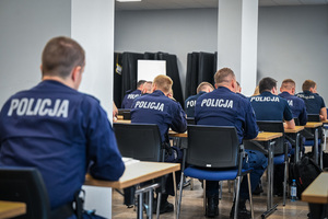 na zdjęciu policjanci w ławkach