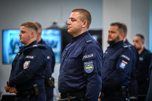 na zdjęciu policjanci na stojąco zwróceni w lewą stronę zdjęcia