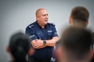 na zdjęciu zastępca komendanta wojewódzkiego z założonymi rękami