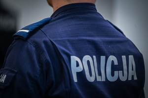 na zdjęciu fragment policyjnego munduru z napisem policja