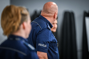 na zdjęciu policjant i policjantka