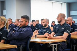 na zdjęciu policjantki i policjanci w ławkach