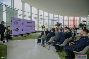 na zdjęciu publiczność na siedzeniach oglądająca prezentację na dużym ekranie