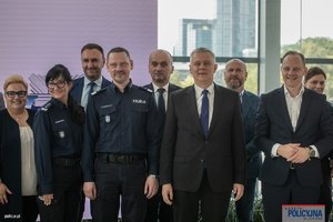 zdjęciu grupowe, na którym widoczny jest komendant główny i inne osoby