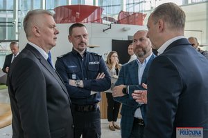 na zdjęciu komendant główny, minister spraw wewnętrznych i inne osoby w trakcie rozmów