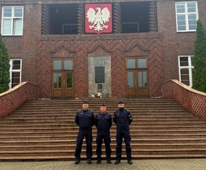 na zdjęciu policjanci przed budynkiem