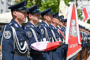 kolorowe zdjęcie policjantów Kompani Honorowej trzymających flagę RP oraz sztandar