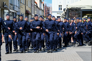kolorowe zdjęcie maszerujących policjantów