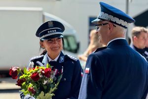 kolorowe zdjęcie przedstawiające Generała Policji znajdującego się w towarzystwie Oficer Policji