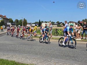 Zdjęcie przedstawia zawodników rywalizujących na trasie wyścigu kolarskiego Tour De Pologne.