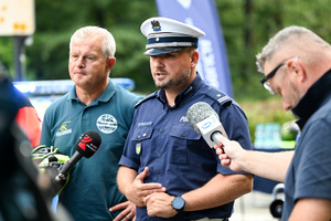 Na zdjęciu naczelnik Wydziału Ruchu Drogowego udzielający wypowiedzi do mediów
