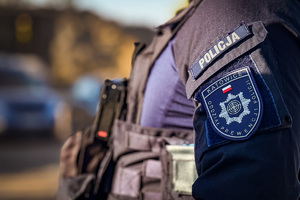 Zdjęcie przedstawia zbliżenie na naszywkę policyjną z napisem oddział prewencji policji Katowice