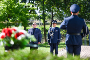 Na zdjęciu znajduje się Komendant Wojewódzki Policji w Katowicach nadinspektor Mariusz Krzystyniak oraz Prezes Ogólnopolskiego Stowarzyszenia „Rodzina Policyjna 1939 roku” Grzegorz Grześkowiak, a przed nimi stoi umundurowany funkcjonariusz Policji, który pełni wartę honorową przy Grobie Policjanta Polskiego.