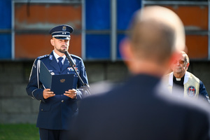 Na zdjęciu widoczny jest lektor podkomisarz Patryk Polok z Gabinetu Komendanta Wojewódzkiego Policji w Katowicach.