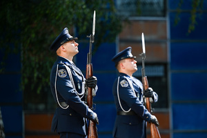 Na zdjęciu widocznych jest dwóch umundurowanych funkcjonariuszy Policji, którzy pełnią wartę honorową przy Grobie Policjanta Polskiego.