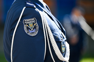 Na zdjęciu widoczny jest uroczysty mundur Kompanii Honorowej Komendy Wojewódzkiej Policji w Katowicach.