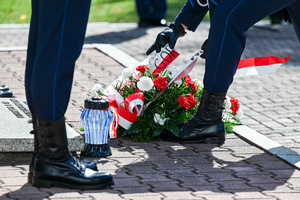 Na zdjęciu widoczny jest funkcjonariusz Policji, który składa wieniec przed Grobem Policjanta Polskiego.